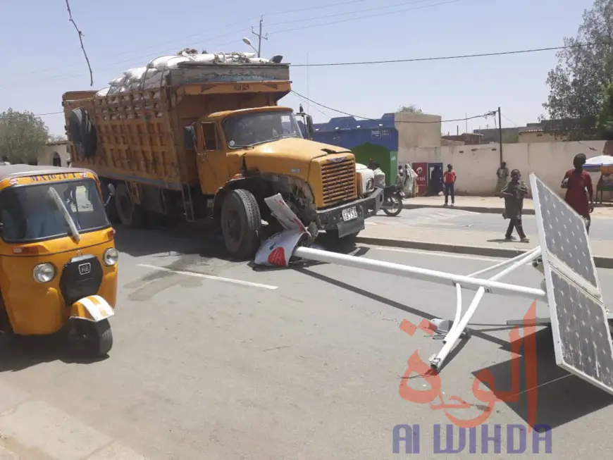 Tchad : à Abéché, un camion surchargé s'écrase contre un lampadaire. © Alwihda Info