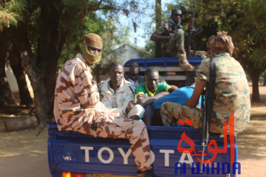 Des gendarmes escortent des détenus vers la prison de Koro Toro. Illustration. © Golmen Ali/Alwihda Info