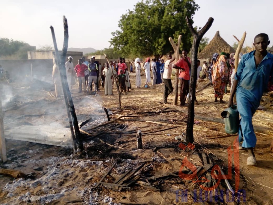 Tchad : une maison ravagée par les flammes à Goz Beida. ©Mahamat Issa Gadaya/Alwihda Info Tchad : une maison ravagée par les flammes à Goz Beida. ©Mahamat Issa Gadaya/Alwihda Info