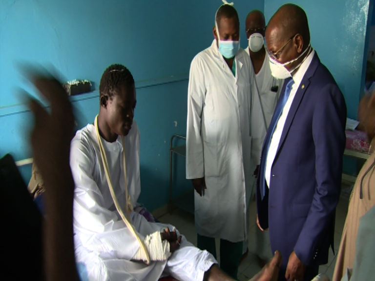 Tchad : le ministre d'Etat Kalzeubé au chevet des soldats blessés de Bouma. © PR Tchad : le ministre d'Etat Kalzeubé au chevet des soldats blessés de Bouma. © PR