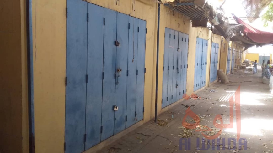 Tchad : commerces non-alimentaires fermés, le marché d'Ati se plie aux mesures. © Hassan Djidda Hassan/Alwihda Info Tchad : commerces non-alimentaires fermés, le marché d'Ati se plie aux mesures. © Hassan Djidda Hassan/Alwihda Info