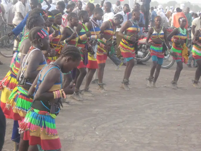 Pas de danses traditionnelles des jeunes initiées femmes Mboum : la culture est un facteur de développement local, social et économique.