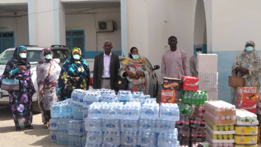 Tchad : à l'hôpital militaire, les citoyens offrent des cadeaux aux soldats blessés. © Mahamat Abdramane Ali Kitire/Alwihda Info