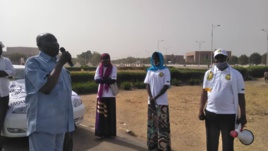 Tchad – Covid-19 : à N’Djamena, des jeunes décident de faire du porte-à-porte. © Malick Mahamat/Alwihda Info Tchad – Covid-19 : à N’Djamena, des jeunes décident de faire du porte-à-porte. © Malick Mahamat/Alwihda Info