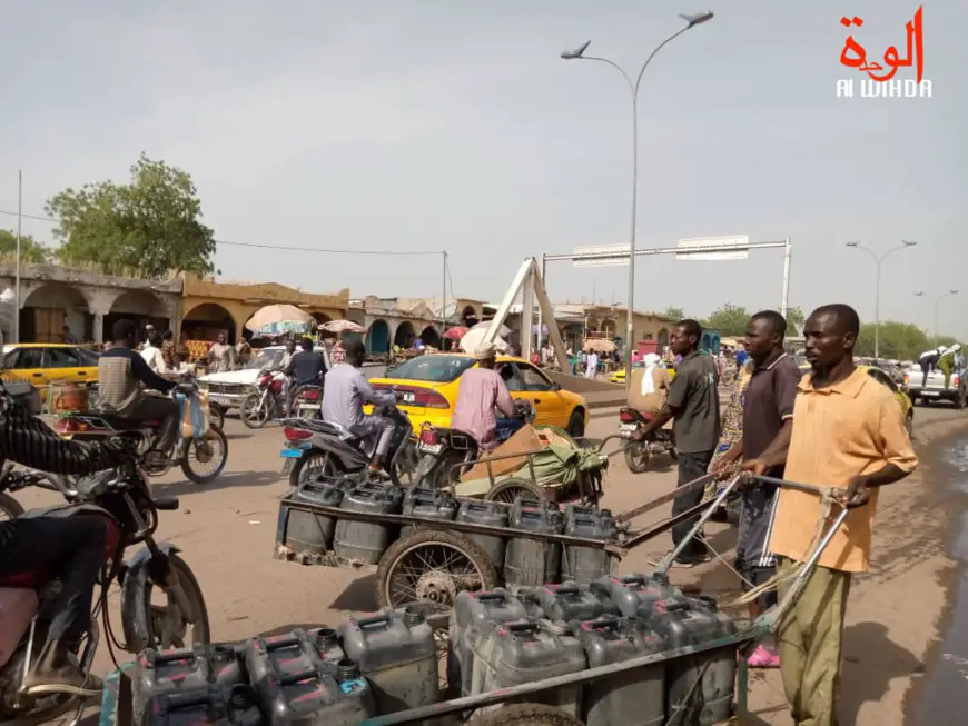 Des vendeurs d'eau (pousse-pousse) circulent à N'Djamena, Tchad. © Kelvin Mendig-lembaye/Alwihda Info