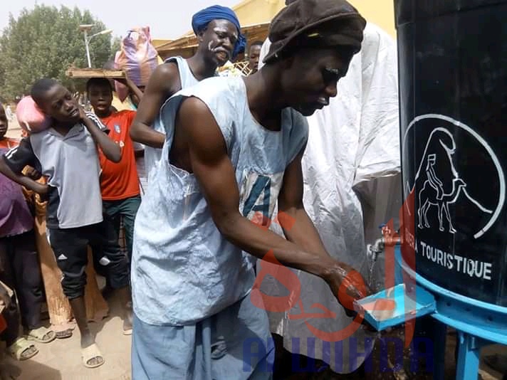 Tchad : à Mongo, le lavage des mains s'impose avant d'entrer au marché. © Béchir Badjoury/Alwihda Info