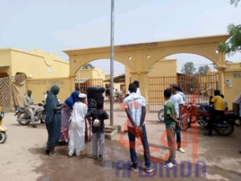 Tchad : à Mongo, le lavage des mains s'impose avant d'entrer au marché. © Béchir Badjoury/Alwihda Info