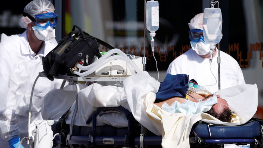 L'équipe de sauvetage française SMUR portant des combinaisons de protection transporte un patient à l'hôpital universitaire de Strasbourg alors que la France fait face à une progression agressive de la maladie à coronavirus (COVID-19), 16 mars 2020. REUTERS / Christian Hartmann REUTERS - CHRISTIAN HARTMANN