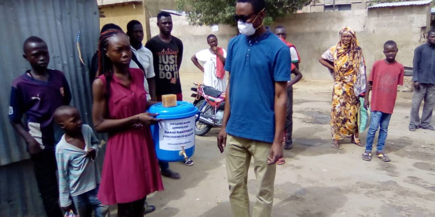 Tchad - Covid-19 : ils distribuent des réservoirs d'eau et des savons à N'Djamena. © Mahamat Abdramane Ali Kitire/Alwihda Info Tchad - Covid-19 : ils distribuent des réservoirs d'eau et des savons à N'Djamena. © Mahamat Abdramane Ali Kitire/Alwihda Info