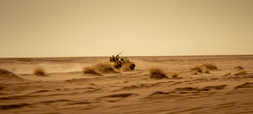 L'armée nigérienne patrouille dans le désert du Sahara pour cibler des groupes terroristes, notamment l'EIIL et Boko Haram. © Photo : UNICEF/Gilbertson L'armée nigérienne patrouille dans le désert du Sahara pour cibler des groupes terroristes, notamment l'EIIL et Boko Haram. © Photo : UNICEF/Gilbertson