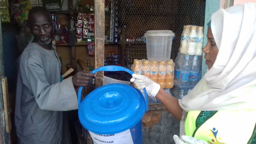 Tchad / Covid-19 : des kits d'hygiène distribués de porte-à-porte à N'Djamena. © Abakar Chérif Hamid/Alwihda Info Tchad / Covid-19 : des kits d'hygiène distribués de porte-à-porte à N'Djamena. © Abakar Chérif Hamid/Alwihda Info