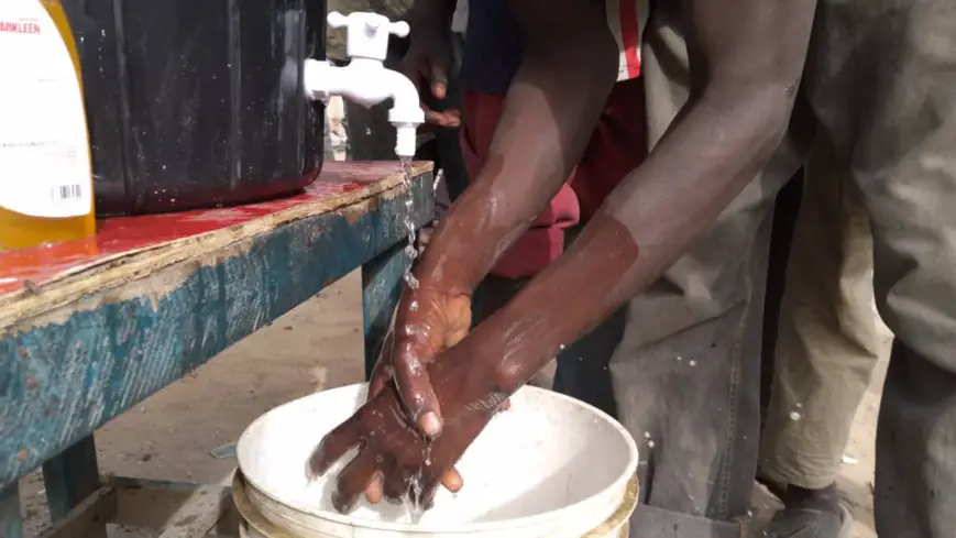 Un jeune enfant se lave les mains à N'Djamena, au Tchad. © Djibrine Haïdar/Alwihda Info