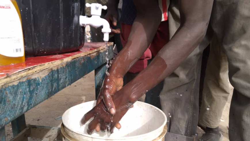 Un jeune enfant se lave les mains à N'Djamena, au Tchad. © Djibrine Haïdar/Alwihda Info