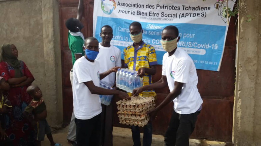 Tchad / Covid-19 : des citoyens se mobilisent pour venir en aide aux familles. © Malick Mahamat Tidjani/Alwihda Info Tchad / Covid-19 : des citoyens se mobilisent pour venir en aide aux familles. © Malick Mahamat Tidjani/Alwihda Info
