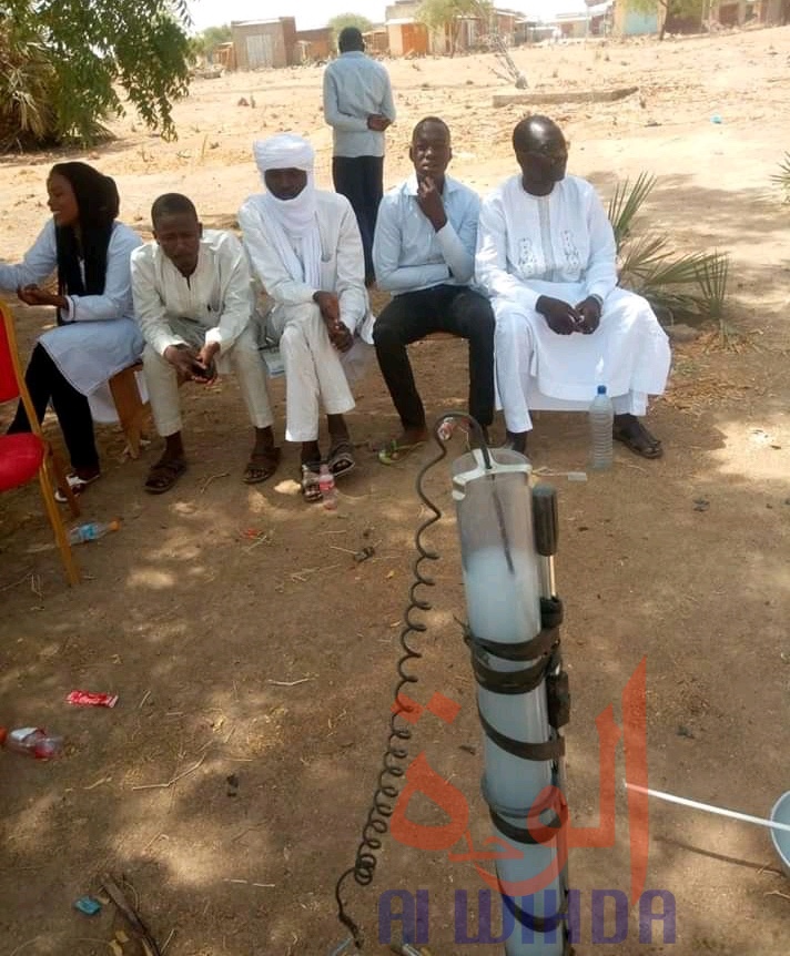 ​Tchad – Covid-19 : ils apprennent à fabriquer de l’eau de javel avec un chimiste. © Béchir Badjoury/Alwihda Info