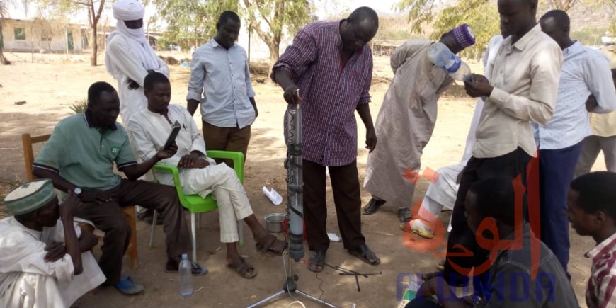 ​Tchad – Covid-19 : ils apprennent à fabriquer de l’eau de javel avec un chimiste. © Béchir Badjoury/Alwihda Info