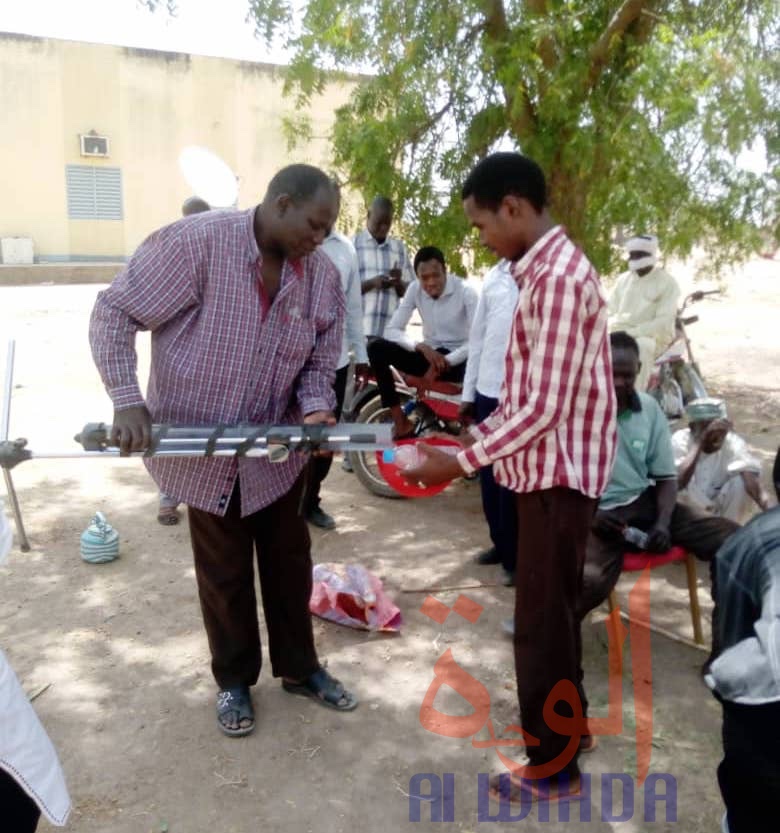 ​Tchad – Covid-19 : ils apprennent à fabriquer de l’eau de javel avec un chimiste. © Béchir Badjoury/Alwihda Info