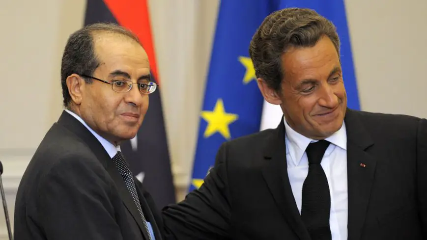 Le président français Nicolas Sarkozy et l'ancien membre principal du Conseil national de transition libyen, Mahmoud Jibril (G), quittent une conférence de presse conjointe à l'Elysée à Paris, le 24 août 2011. REUTERS / Philippe Wojazer