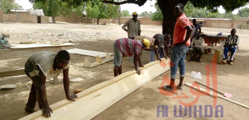 Tchad : à Laï, la population construit un siège pour la mairie. © Éric Guedi/Alwihda Info Tchad : à Laï, la population construit un siège pour la mairie. © Éric Guedi/Alwihda Info