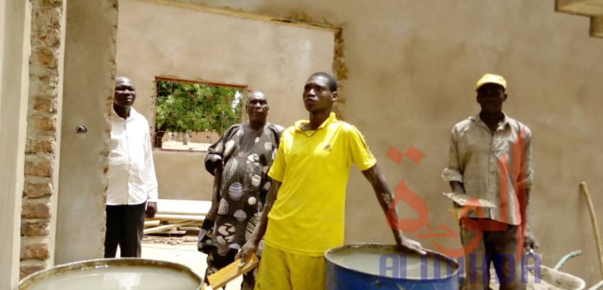 Tchad : à Laï, la population construit un siège pour la mairie. © Éric Guedi/Alwihda Info Tchad : à Laï, la population construit un siège pour la mairie. © Éric Guedi/Alwihda Info