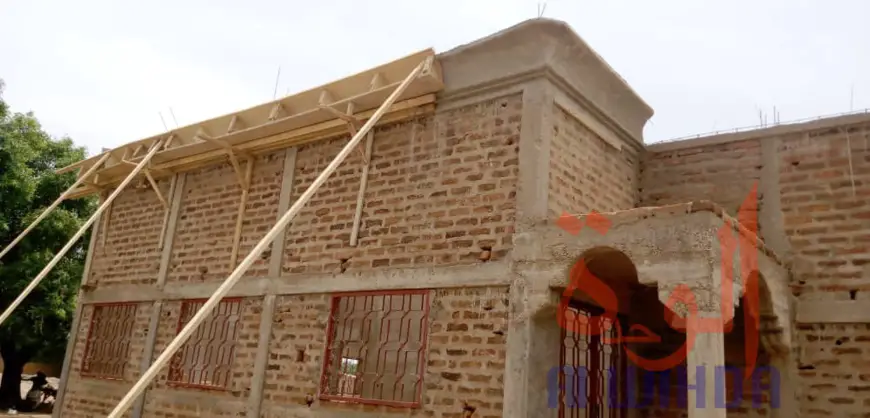 Tchad : à Laï, la population construit un siège pour la mairie. © Éric Guedi/Alwihda Info