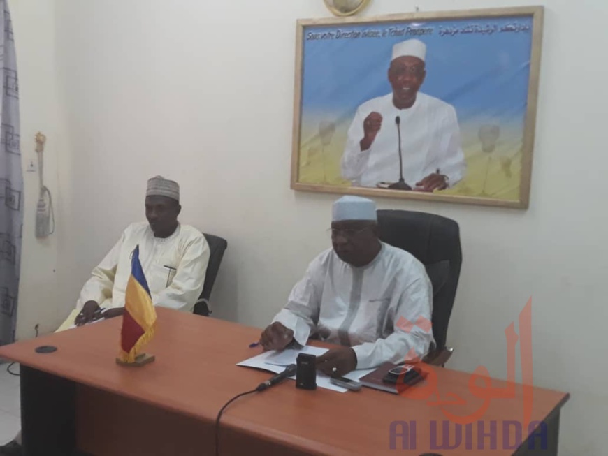 Tchad : le nouveau gouverneur du Ouaddaï à la rencontre de l'administration. © Alwihda Info Tchad : le nouveau gouverneur du Ouaddaï à la rencontre de l'administration. © Alwihda Info
