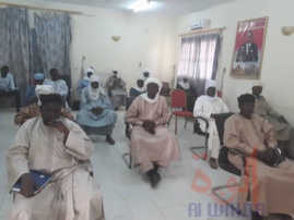 Tchad : le nouveau gouverneur du Ouaddaï à la rencontre de l'administration. © Alwihda Info Tchad : le nouveau gouverneur du Ouaddaï à la rencontre de l'administration. © Alwihda Info
