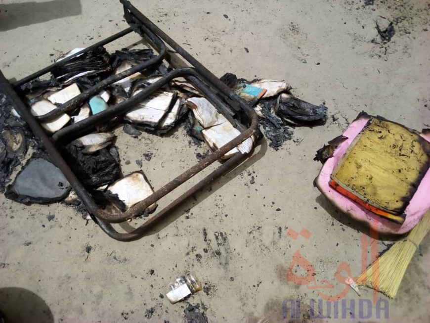 Tchad : en préparant du thé, il met accidentellement feu à son foyer. © Mbainaissem Gédéon Mbeibadoum/Alwihda Info Tchad : en préparant du thé, il met accidentellement feu à son foyer. © Mbainaissem Gédéon Mbeibadoum/Alwihda Info