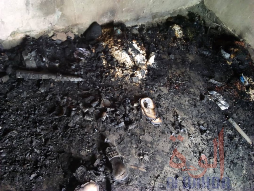 Tchad : en préparant du thé, il met accidentellement feu à son foyer. © Mbainaissem Gédéon Mbeibadoum/Alwihda Info Tchad : en préparant du thé, il met accidentellement feu à son foyer. © Mbainaissem Gédéon Mbeibadoum/Alwihda Info