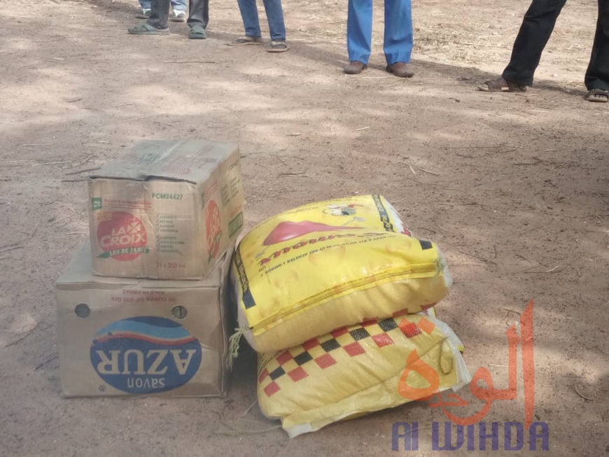 Tchad : don de vivres aux étudiants en quarantaine à Sorga. © Foka Mapagne/Alwihda Info Tchad : don de vivres aux étudiants en quarantaine à Sorga. © Foka Mapagne/Alwihda Info