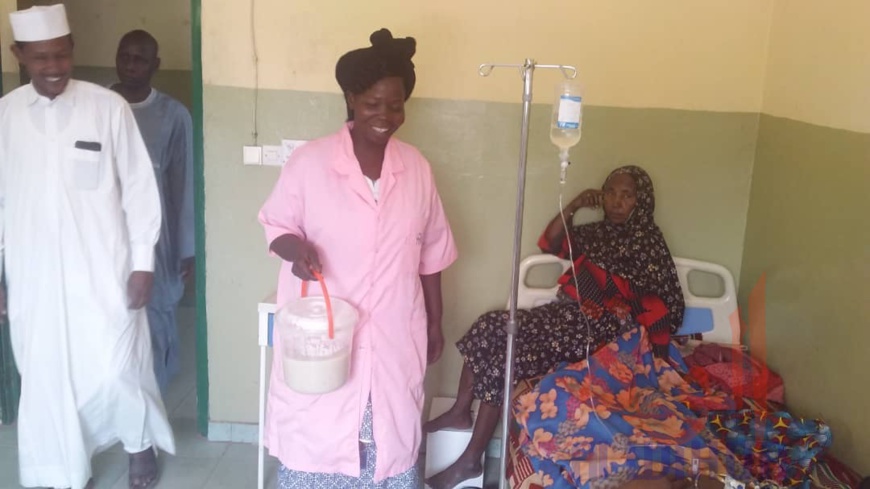 Tchad : à Ati, le maire vient en aide au personnel hospitalier et aux malades. © Hassan Djidda Hassan/Alwihda Info Tchad : à Ati, le maire vient en aide au personnel hospitalier et aux malades. © Hassan Djidda Hassan/Alwihda Info
