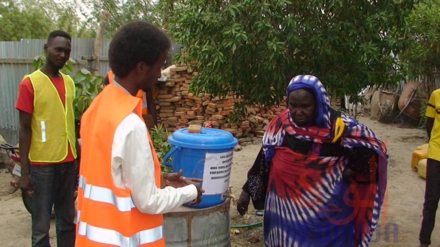 Tchad Covid-19 : le milieu associatif vient en aide à la population. © Mbainaissem Gédéon Mbeibadoum/Alwihda Info Tchad Covid-19 : le milieu associatif vient en aide à la population. © Mbainaissem Gédéon Mbeibadoum/Alwihda Info