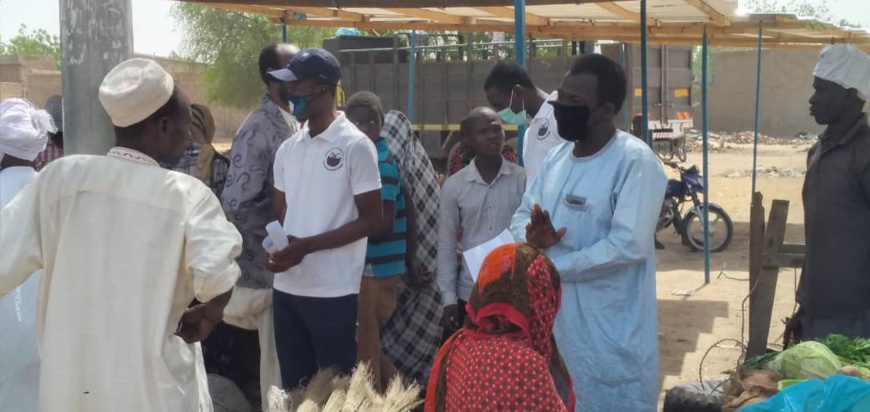Tchad - Covid-19 : à N'Djamena, les jeunes patriotes sillonnent les marchés. © Djibrine Haïdar/Alwihda Info Tchad - Covid-19 : à N'Djamena, les jeunes patriotes sillonnent les marchés. © Djibrine Haïdar/Alwihda Info