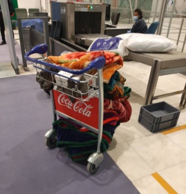 Une aide de l'Ambassade du Tchad à Addis Abeba apportée à des ressortissants bloqués à l'aéroport ce jeudi. © DR Une aide de l'Ambassade du Tchad à Addis Abeba apportée à des ressortissants bloqués à l'aéroport ce jeudi. © DR