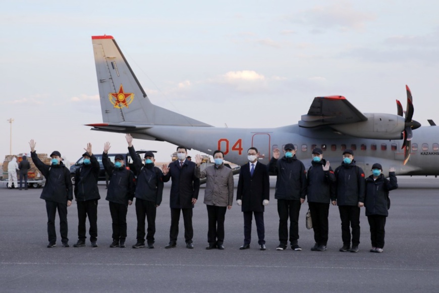 Bringing medical supplies offered to Kazakhstan from China, the team flew two military transport aircraft to Nursultan Nazarbayev International Airport on April 9. (Photo by Chinese embassy in Kazakhstan) Bringing medical supplies offered to Kazakhstan from China, the team flew two military transport aircraft to Nursultan Nazarbayev International Airport on April 9. (Photo by Chinese embassy in Kazakhstan)