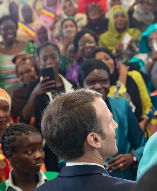 Le Président Emmanuel Macron rencontre le 23 décembre 2018 des femmes tchadiennes à la Maison de la Femme de N'djamena. © Dr/Elysée