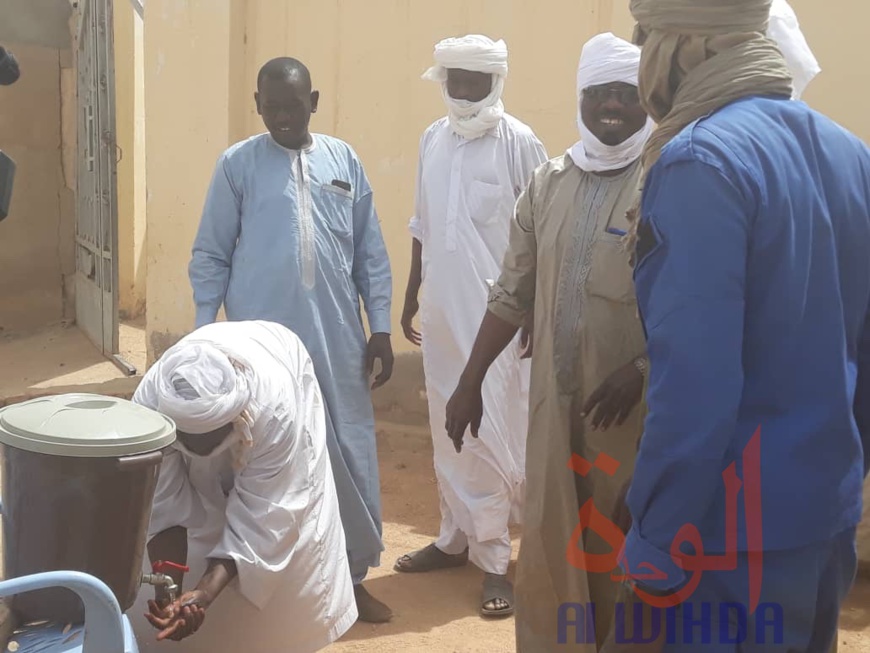 Tchad - Covid-19 : Imams, chefs de quartiers, la sensibilisation s’intensifie à Abéché. © Abba Issa/Alwihda Info Tchad - Covid-19 : Imams, chefs de quartiers, la sensibilisation s’intensifie à Abéché. © Abba Issa/Alwihda Info