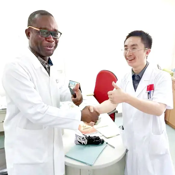 A Chinese doctor aiding Burkina Faso poses for a picture with his African counterpart from the respiratory department of a local hospital in Burkina Faso, Jan. 30. Photo courtesy of the Chinese medical team to Burkina Faso