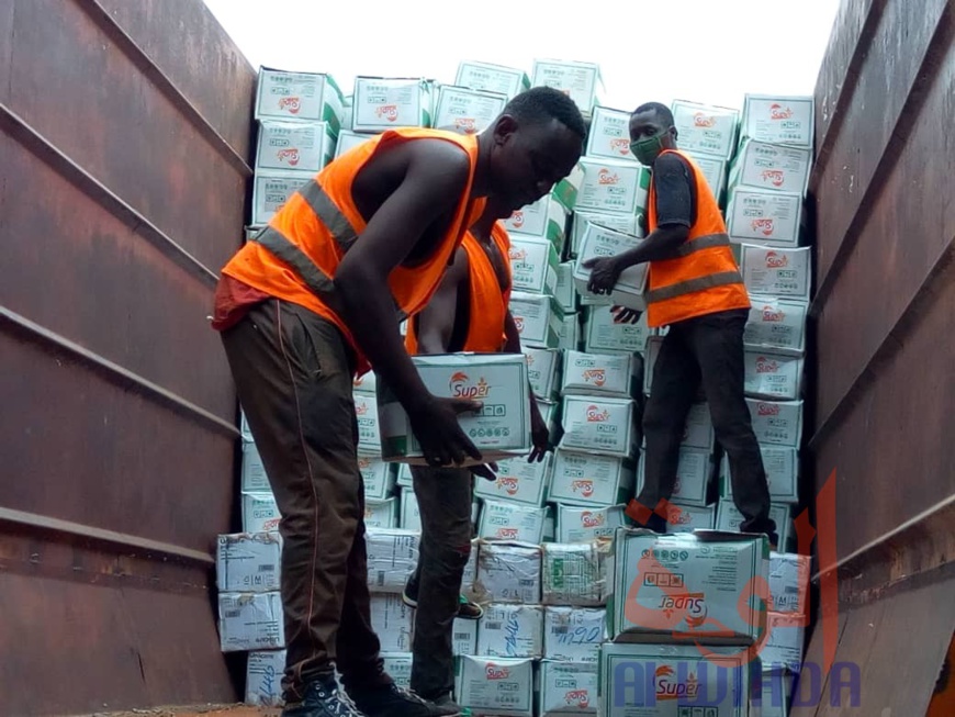 Covid-19 : La Coton Tchad fait un important don pour appuyer la lutte. © Golmen Ali/Alwihda Info Covid-19 : La Coton Tchad fait un important don pour appuyer la lutte. © Golmen Ali/Alwihda Info