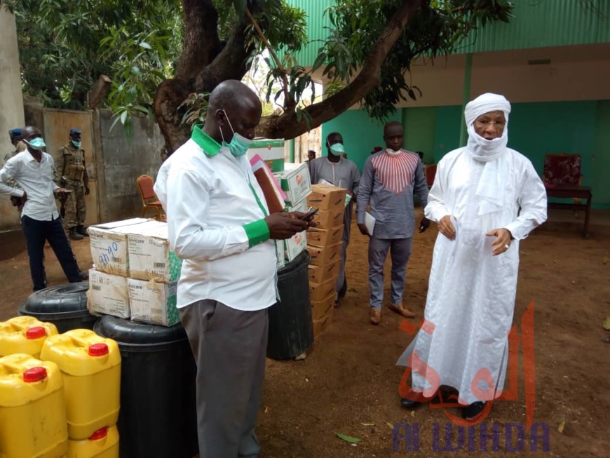 Covid-19 : La Coton Tchad fait un important don pour appuyer la lutte. © Golmen Ali/Alwihda Info Covid-19 : La Coton Tchad fait un important don pour appuyer la lutte. © Golmen Ali/Alwihda Info