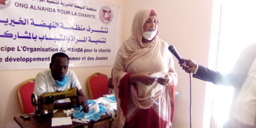 Tchad : une ONG offre gratuitement des cache-nez dans un quartier de la capitale. © Mahamat Abdramane Ali Kitire/Alwihda Info Tchad : une ONG offre gratuitement des cache-nez dans un quartier de la capitale. © Mahamat Abdramane Ali Kitire/Alwihda Info