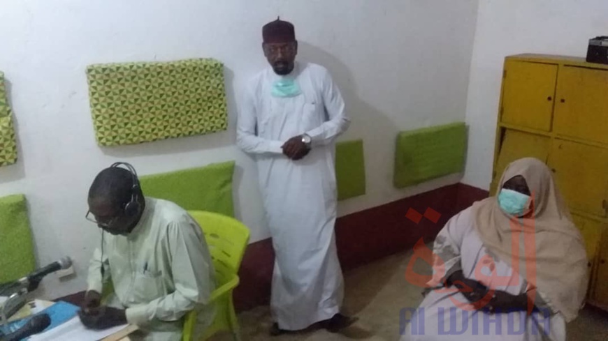 Tchad : cours à la radio, l'initiative pleine d'espoir au Batha. © Hassan Djidda Hassan/Alwihda Info Tchad : cours à la radio, l'initiative pleine d'espoir au Batha. © Hassan Djidda Hassan/Alwihda Info