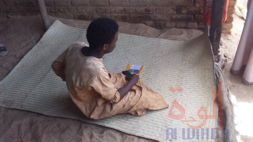 Tchad : cours à la radio, l'initiative pleine d'espoir au Batha. © Hassan Djidda Hassan/Alwihda Info Tchad : cours à la radio, l'initiative pleine d'espoir au Batha. © Hassan Djidda Hassan/Alwihda Info