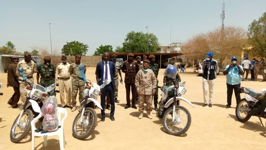 Tchad : des motocross et 6,3 millions Fcfa de carburant offerts aux forces armées. © DR/PNUD Tchad : des motocross et 6,3 millions Fcfa de carburant offerts aux forces armées. © DR/PNUD
