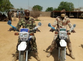 Tchad : des motocross et 6,3 millions Fcfa de carburant offerts aux forces armées. © DR/PNUD Tchad : des motocross et 6,3 millions Fcfa de carburant offerts aux forces armées. © DR/PNUD