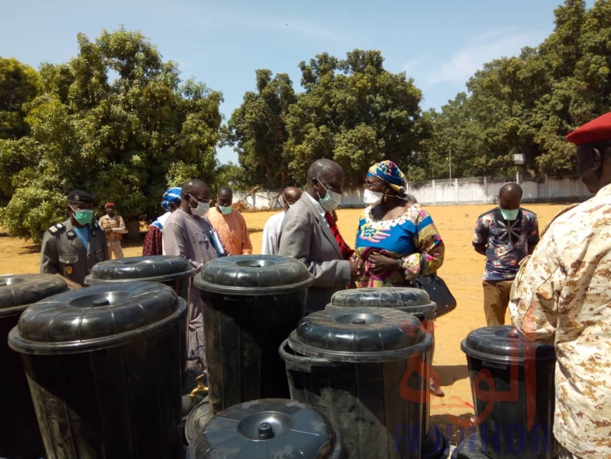 Tchad - Covid-19 : à Sarh, un important don au comité provincial de veille. © Golmen Ali/Alwihda Info Tchad - Covid-19 : à Sarh, un important don au comité provincial de veille. © Golmen Ali/Alwihda Info