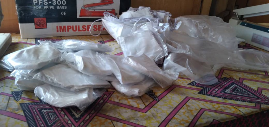 Tchad : les ateliers à plein régime pour la fabrication de masques. © Djibrine Haïdar/Alwihda Info Tchad : les ateliers à plein régime pour la fabrication de masques. © Djibrine Haïdar/Alwihda Info