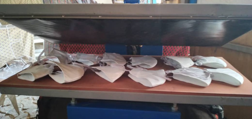 Tchad : les ateliers à plein régime pour la fabrication de masques. © Djibrine Haïdar/Alwihda Info Tchad : les ateliers à plein régime pour la fabrication de masques. © Djibrine Haïdar/Alwihda Info