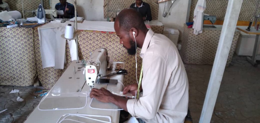 Tchad : les ateliers à plein régime pour la fabrication de masques. © Djibrine Haïdar/Alwihda Info Tchad : les ateliers à plein régime pour la fabrication de masques. © Djibrine Haïdar/Alwihda Info