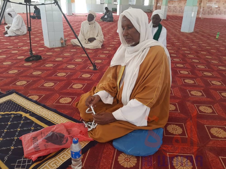 تشاد: في وادي فيرا ، يقرأ الأئمة القرآن ويصلي لله من أجل السلام. © حسنين محمد حسن / معلومات الوحدة تشاد: في وادي فيرا ، يقرأ الأئمة القرآن ويصلي لله من أجل السلام. © حسنين محمد حسن / معلومات الوحدة